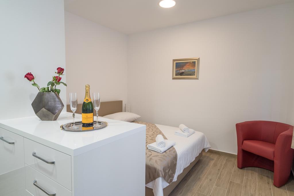 Drop In Split Luxury Suites 外观 照片