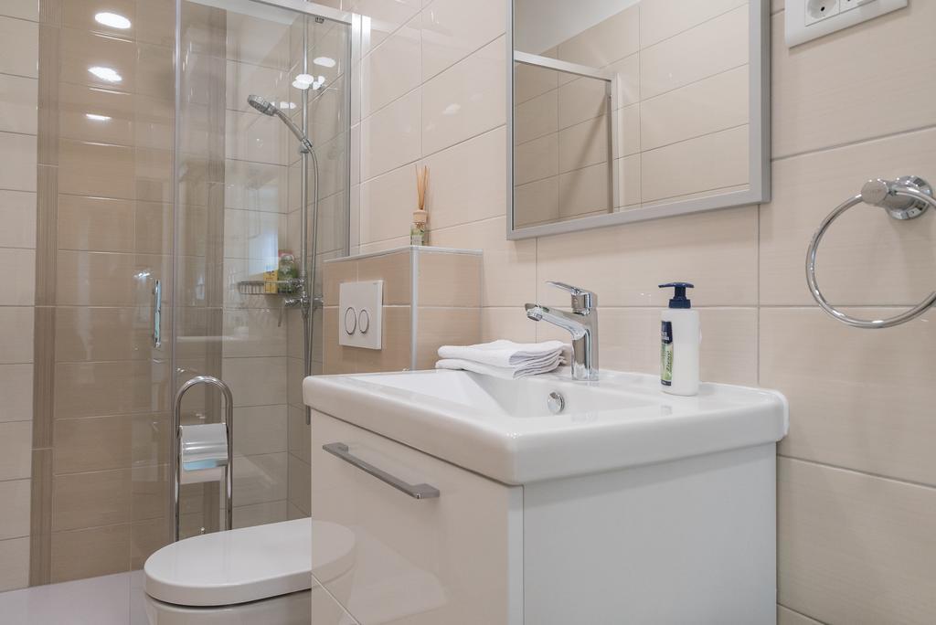 Drop In Split Luxury Suites 外观 照片